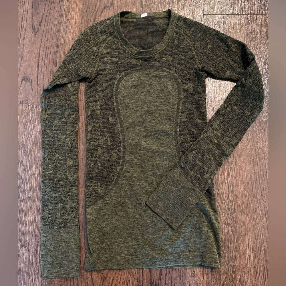Women's Lululemon Green Long Sleeve Athletic Top Size 4 with Thumb Holes